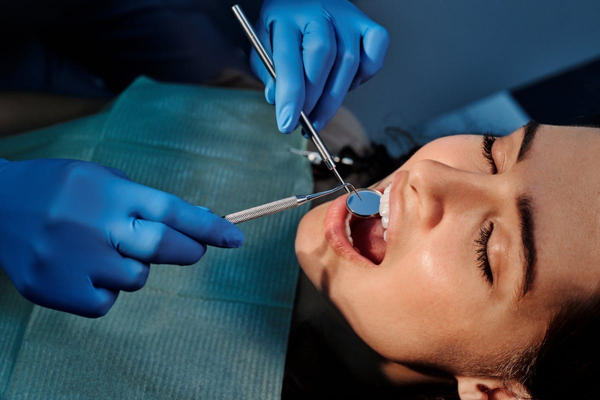 Şeffaf Plak (Invisalign) Tedavisi: Telsiz Ortodontinin Avantajları ve Süreci